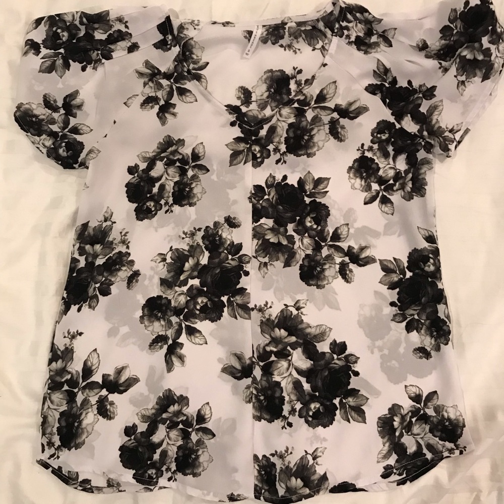 Blouse with flower print.